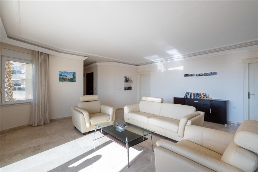 Просторное жилье: квартира 135 м² в районе Демирташ-id-9015-фото-3