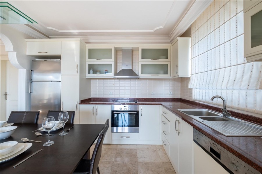 Просторное жилье: квартира 135 м² в районе Демирташ-id-9015-фото-4