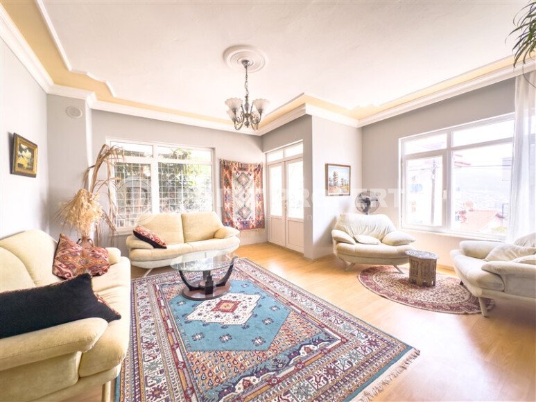 Солнечная квартира 110 м² с отдельной кухней в центре Аланьи, район Кале рядом с морем-id-9618-фото-1