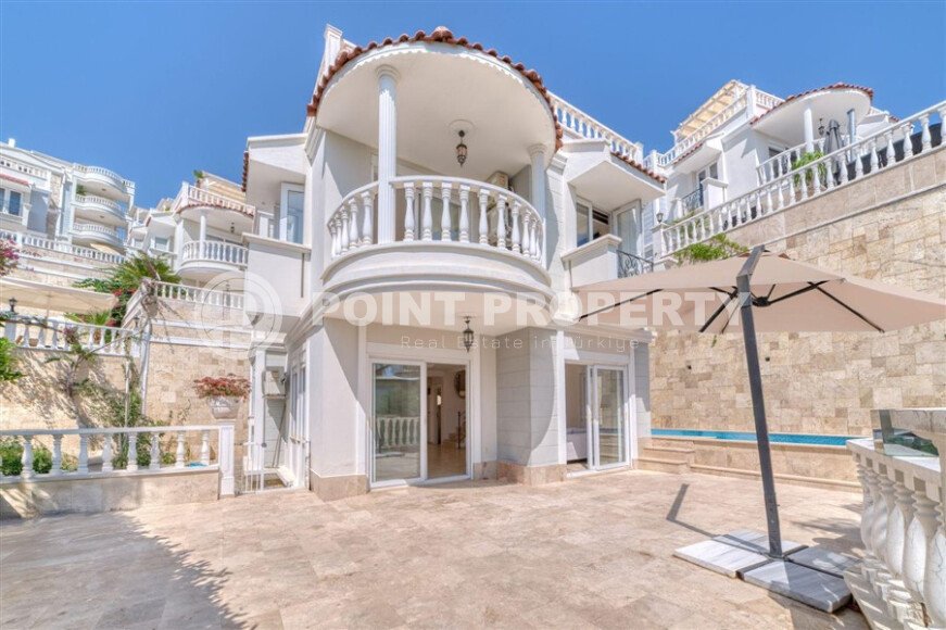 Spacious apartment 170 m² 3+1 in a villa type house, with sea view, Cikcilli area-id-10054-photo-2