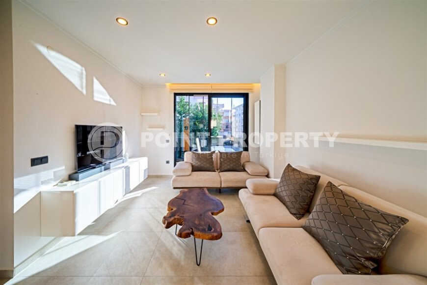 Sunny apartment 1+1, 55 m² in the center of Alanya with panoramic windows-id-10113-photo-1