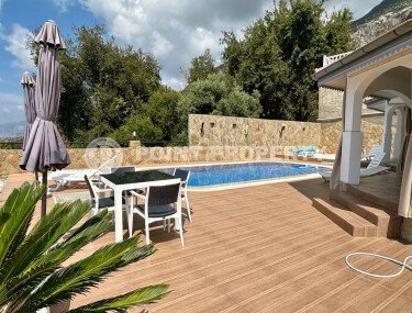 Detached villa 4+1, 220 m² in Mahmutlar with pool, garden and sea view-id-10154-photo-2
