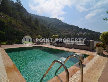 An elegant 351 m² villa with a panoramic terrace and sea views in a prestigious area of Alanya-id-10313-photo-2