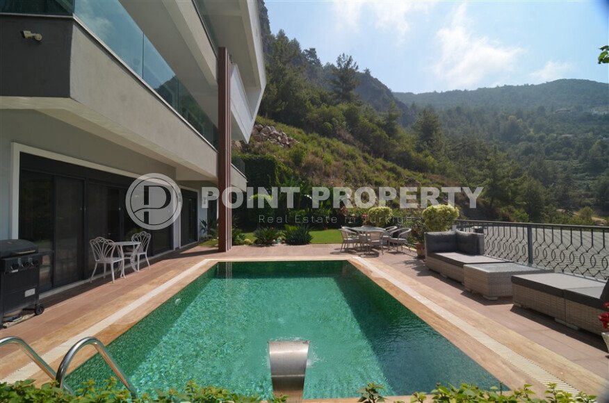 An elegant 351 m² villa with a panoramic terrace and sea views in a prestigious area of Alanya-id-10313-photo-1