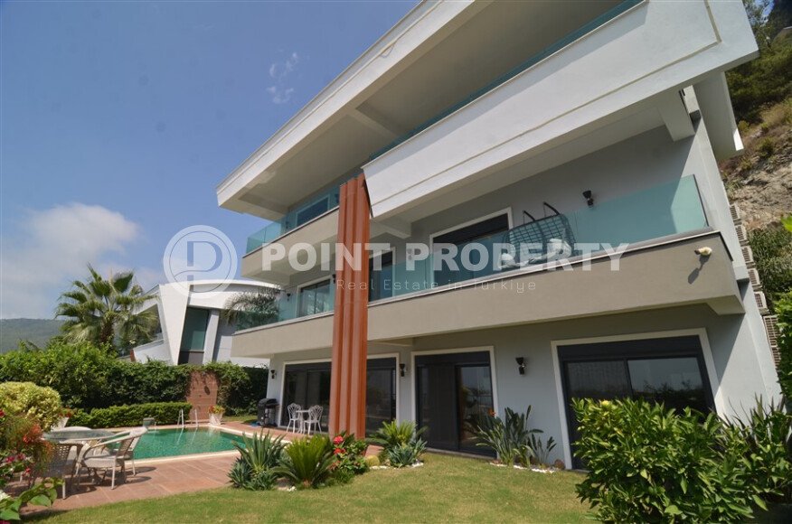 An elegant 351 m² villa with a panoramic terrace and sea views in a prestigious area of Alanya-id-10313-photo-3