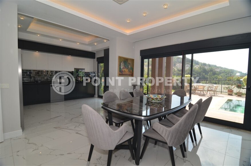 An elegant 351 m² villa with a panoramic terrace and sea views in a prestigious area of Alanya-id-10313-photo-6