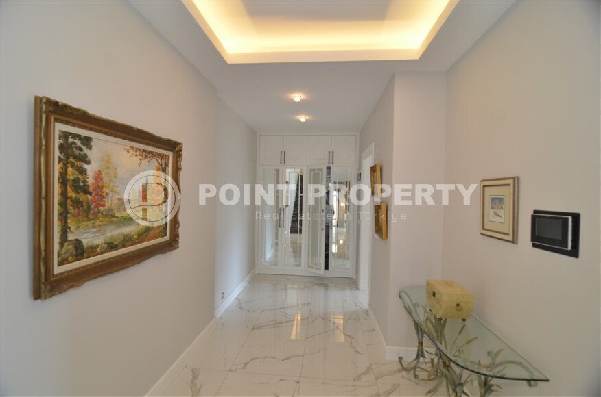 An elegant 351 m² villa with a panoramic terrace and sea views in a prestigious area of Alanya-id-10313-photo-9