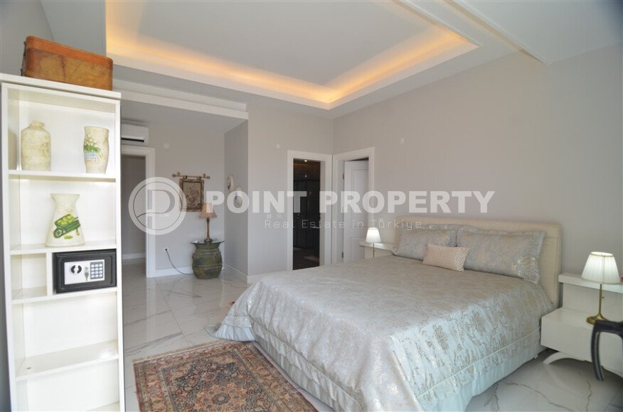 An elegant 351 m² villa with a panoramic terrace and sea views in a prestigious area of Alanya-id-10313-photo-11