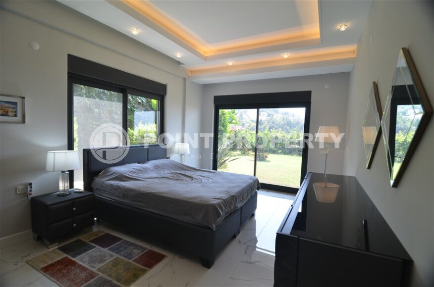 An elegant 351 m² villa with a panoramic terrace and sea views in a prestigious area of Alanya-id-10313-photo-20