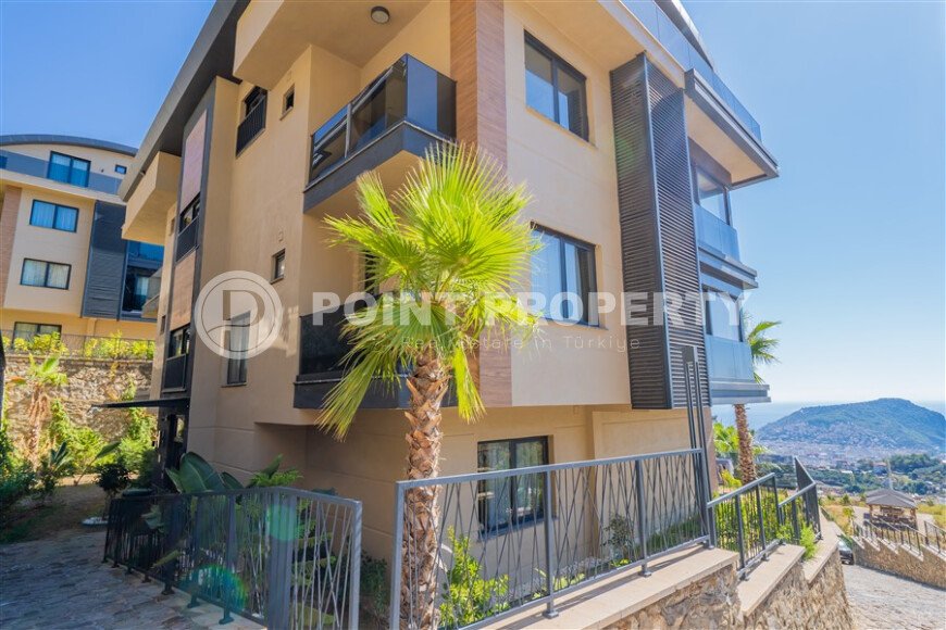 Garden duplex 204 m² with mountain view and partial sea view, Alanya center, Tepe-id-10570-photo-1