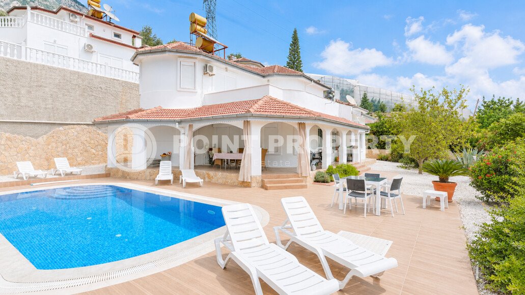 Detached villa 4+1, 220 m² in Mahmutlar with pool, garden and sea view-id-10154-photo-1