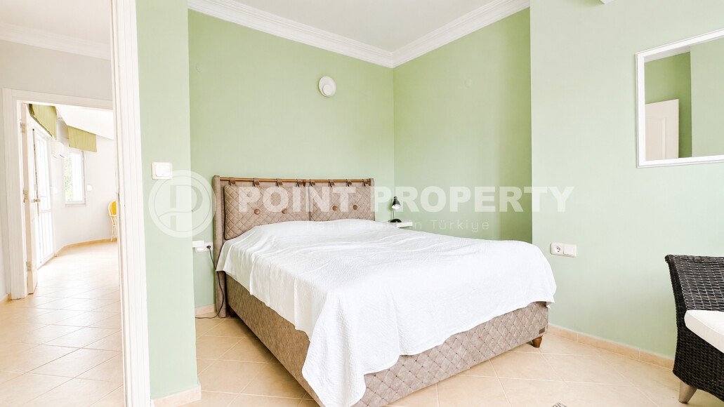 Detached villa 4+1, 220 m² in Mahmutlar with pool, garden and sea view-id-10154-photo-3